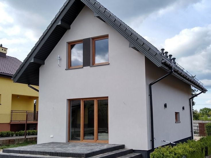 Casele din panouri termoizolante sunt apreciate pentru simplitatea mon