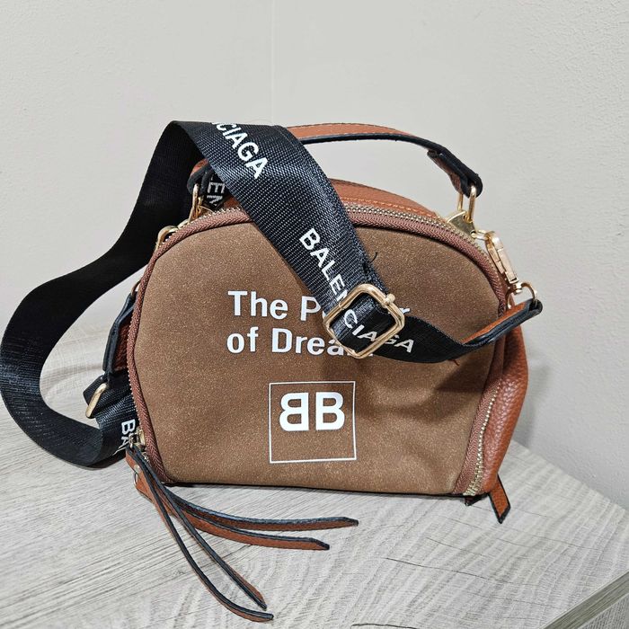 Кафява чанта с черна дръжка