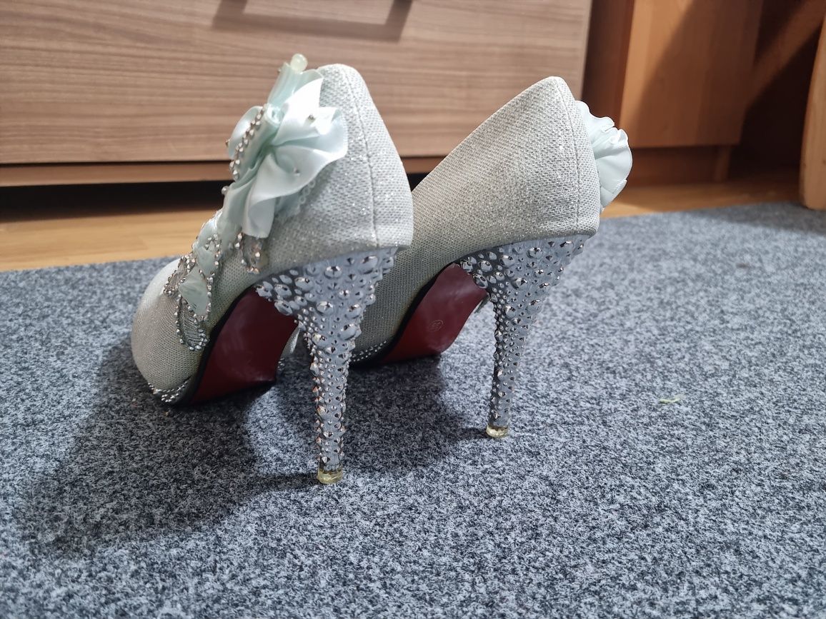 Pantofi stiletto noi marime 39