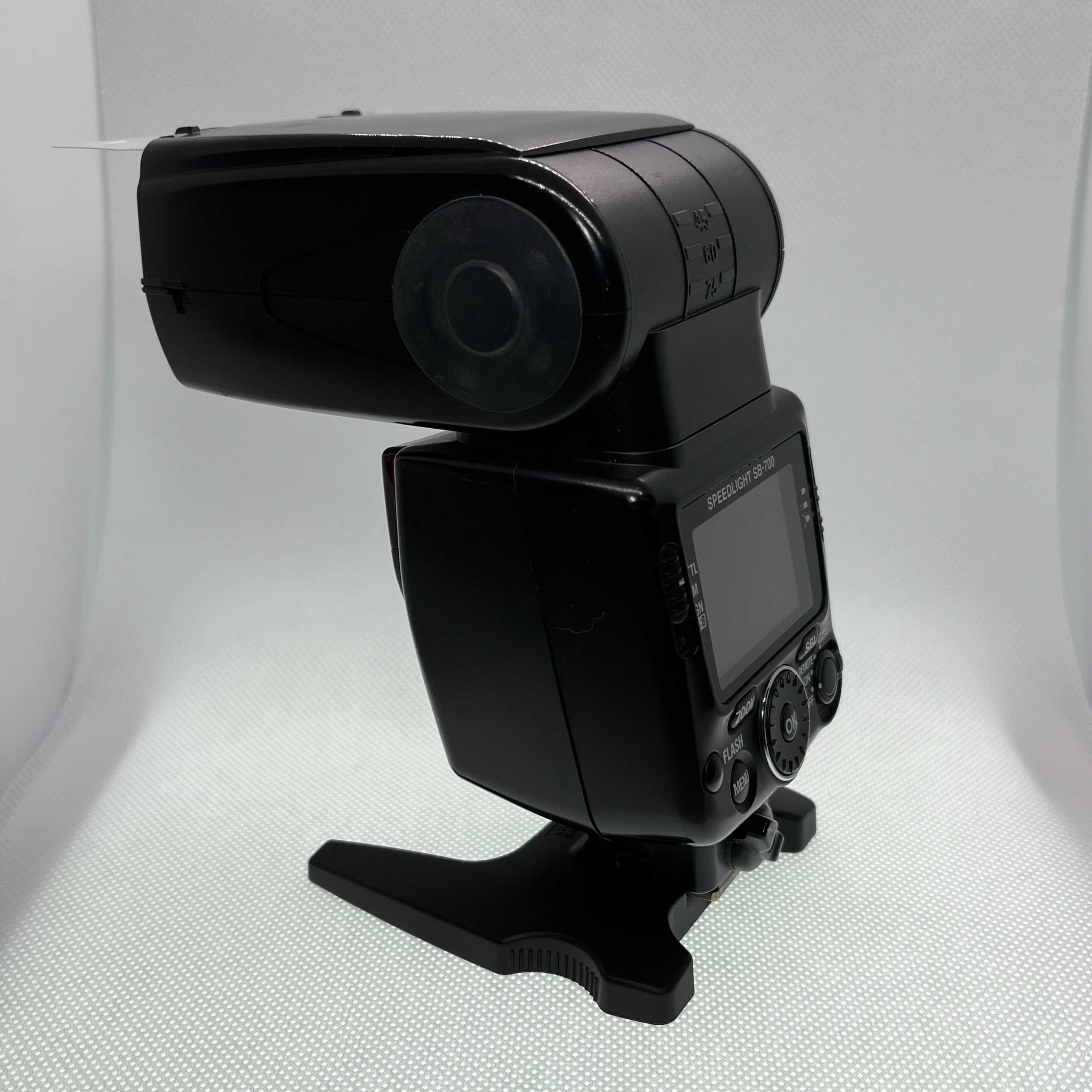 Вспышка  Nikon Speedlight SB-700