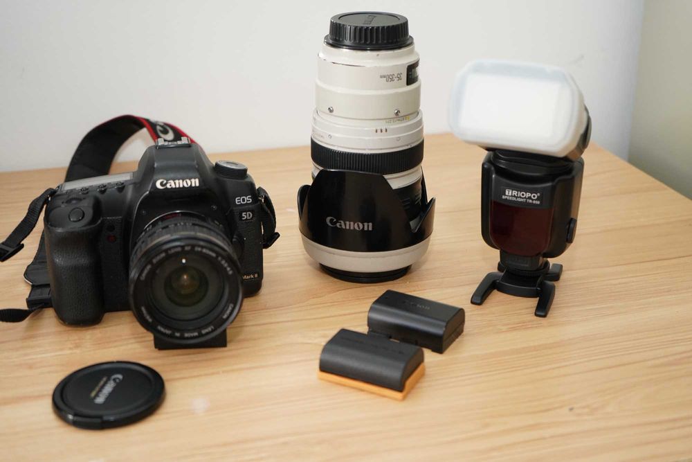 Продам з фотоаппарат Canon EOS 5D Mark 2 , объективы 2 шт. фотовспышка