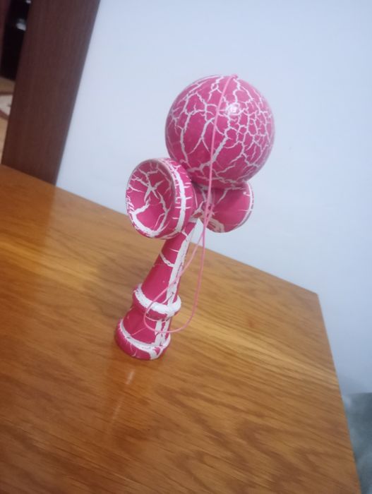 Kendamă roz satisfăcătoare