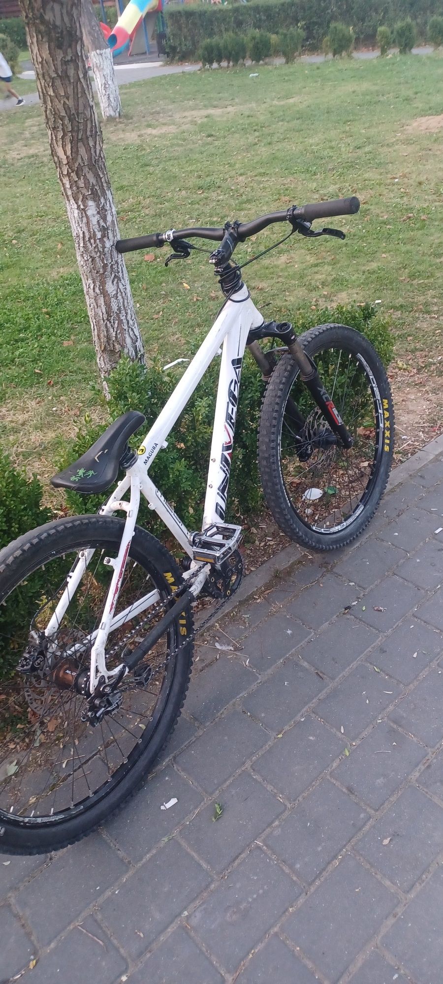 Vând bicicleta custom univega ht500