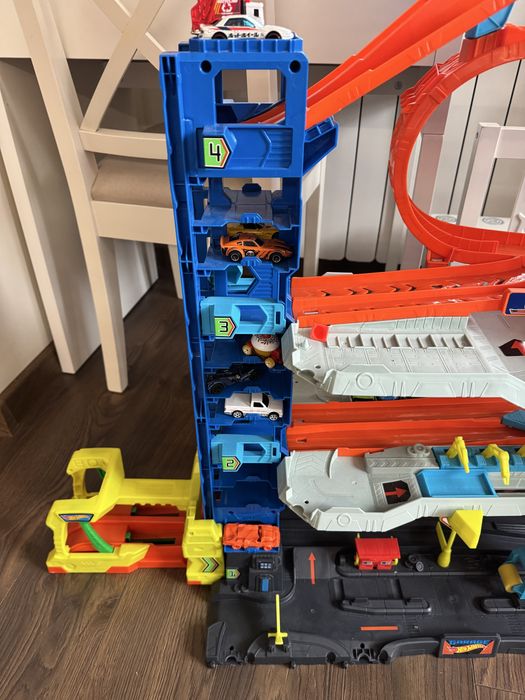 Hot wheels ultimate garage