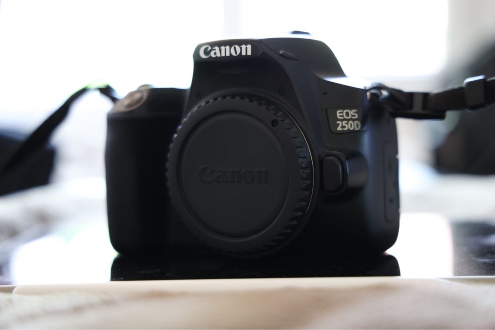 Фотоапарат Canon 250d
