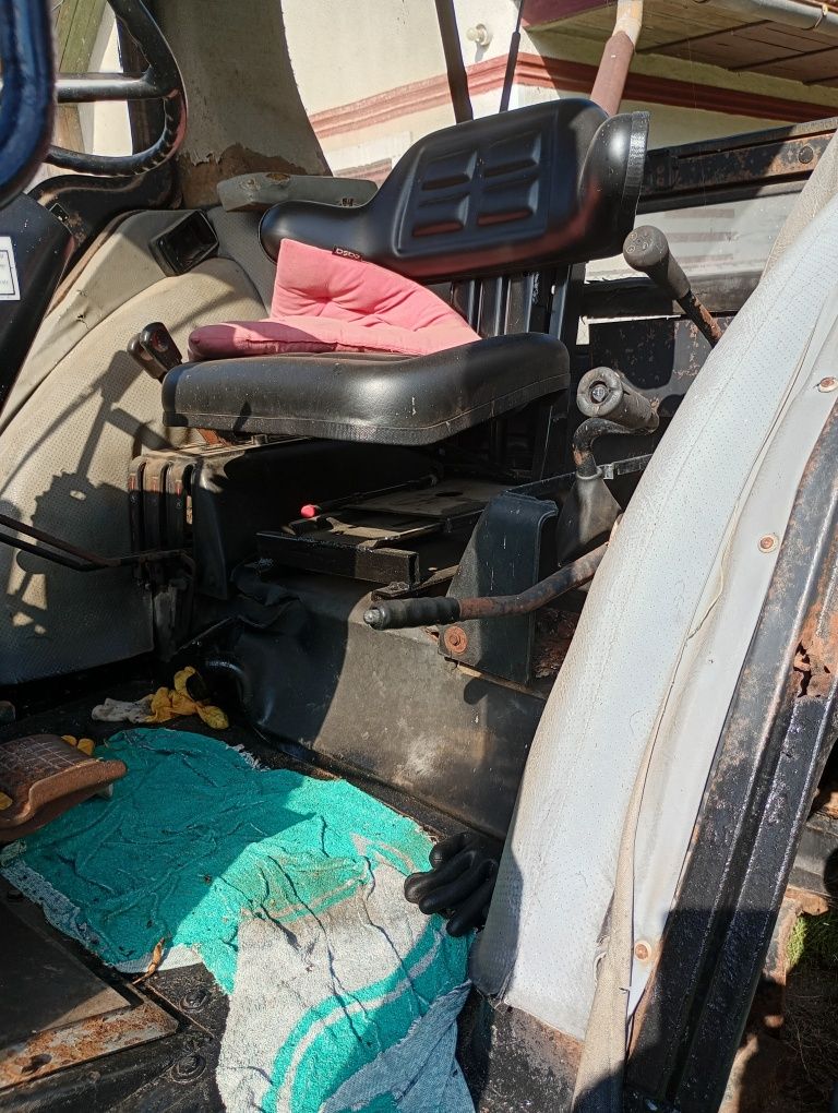 Vând sau schimb Tractor cu încărcător case