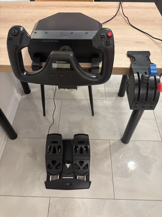 Vând simulator de joc Saitek Pro Flight Yoke si pedale ThrustMaster
