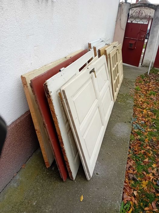 Vând usi din lemn vechi
