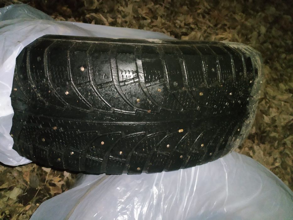 Продам зимние шипованные шины 265#70#16