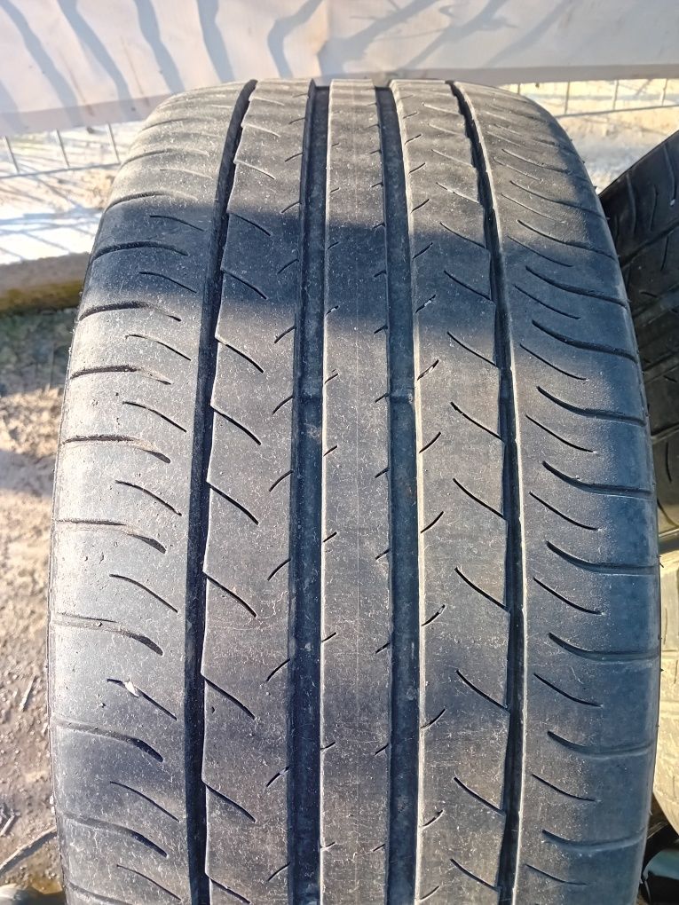 235/45/18 dunlop vara