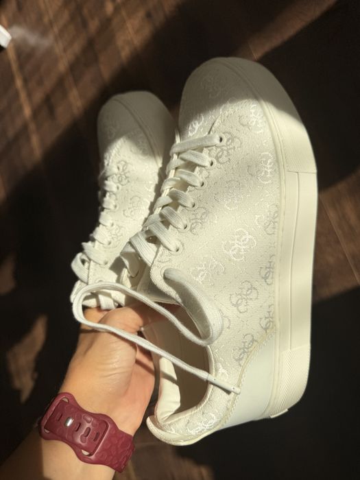 Бели дамски кецове Guess 39номер