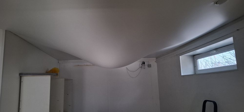 Слив воды с натяжного потолка