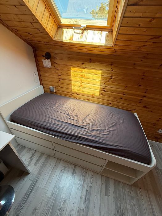 Vând pat single foarte rezistent 90/200 Ikeea