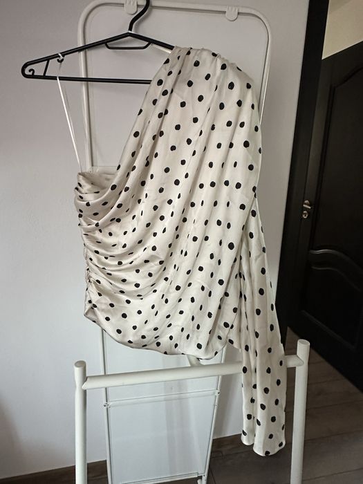 Top asimetric Zara cu buline – nou, elegant și modern