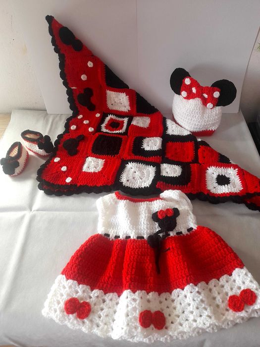 Paturică, rochiță, botoșei, căciuliță Minnie Mouse crosetate
