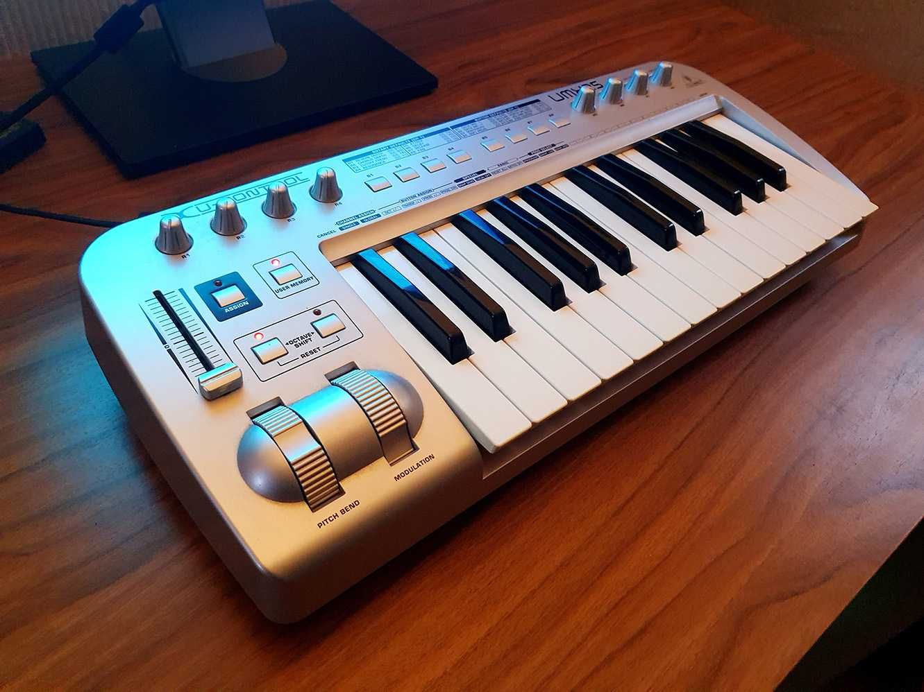 Clapa / controller MIDI Behringer UMX25