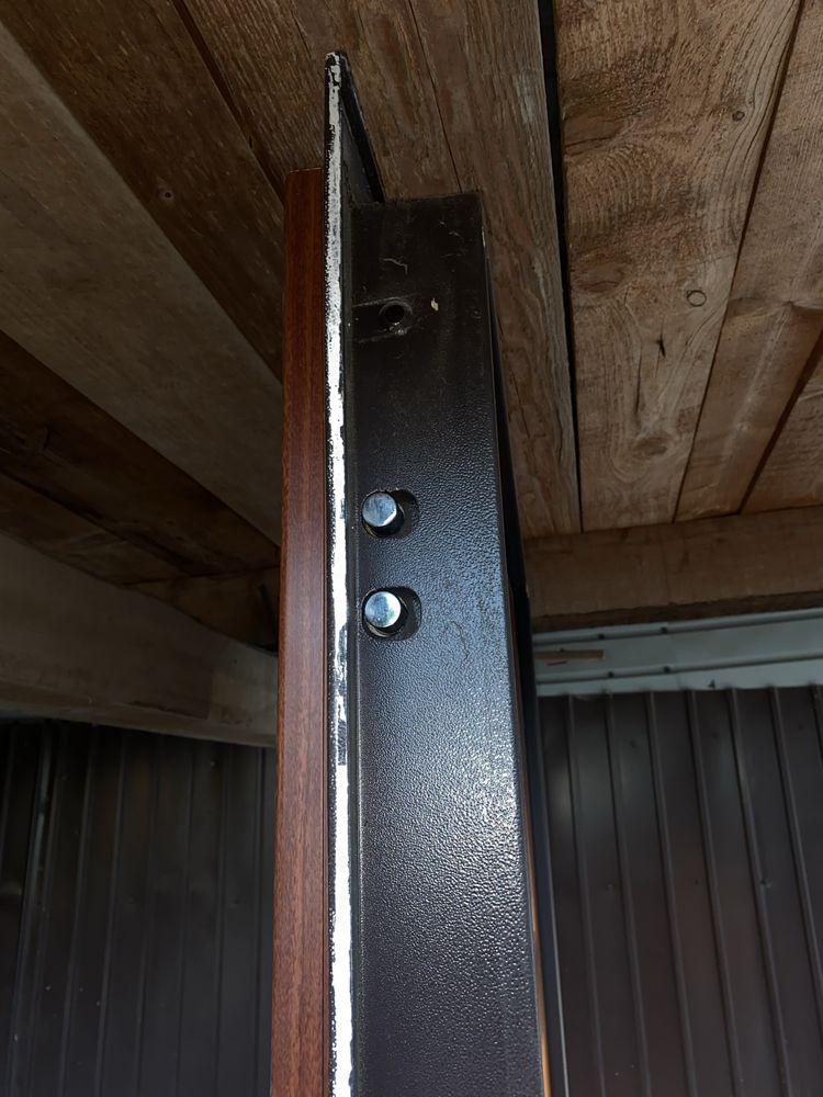 Ușă de exterior blindata cu cadru metalic, efect lemn masiv