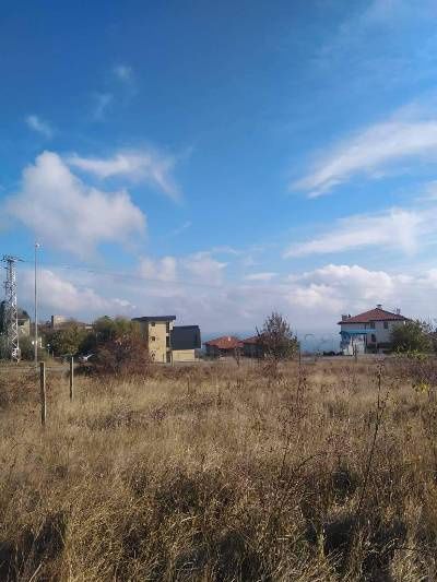 Парцел с правилна правоъгълна форма, с площ 1700 кв.м.