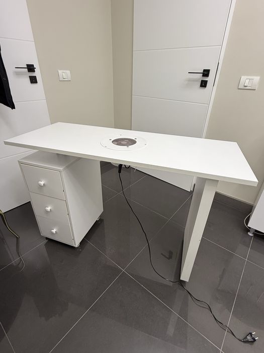 Masa manichiura cu aspirator