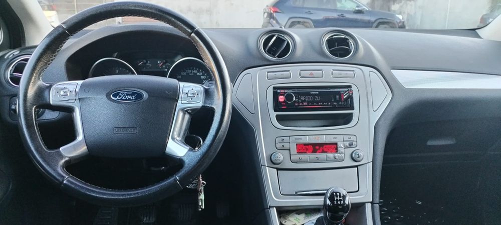 Vând Ford Mondeo 1.8