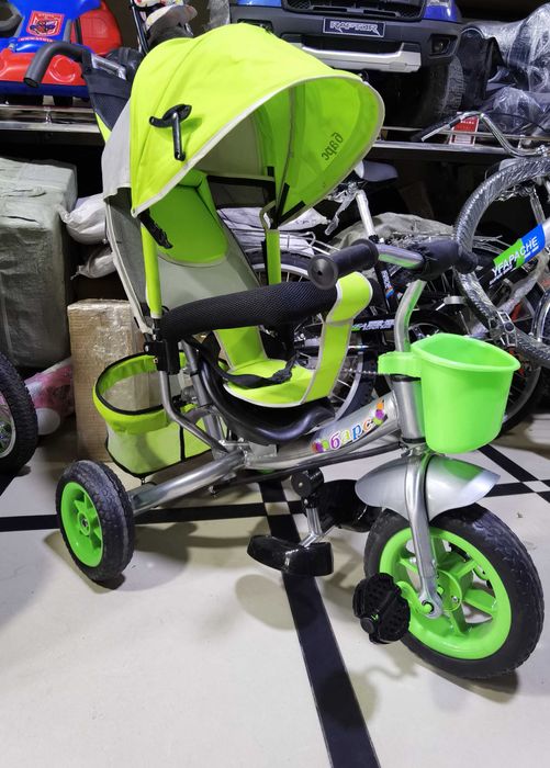 Детская велоколяска в магазине.