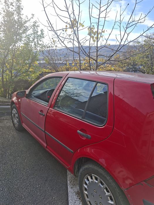 Vînd Golf 4, an 2000.