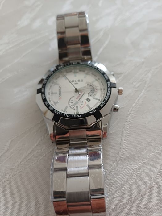 Продавам часовник орис нов с кутия