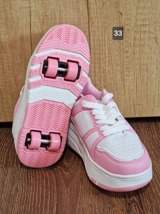 Adidasi cu role detașabile