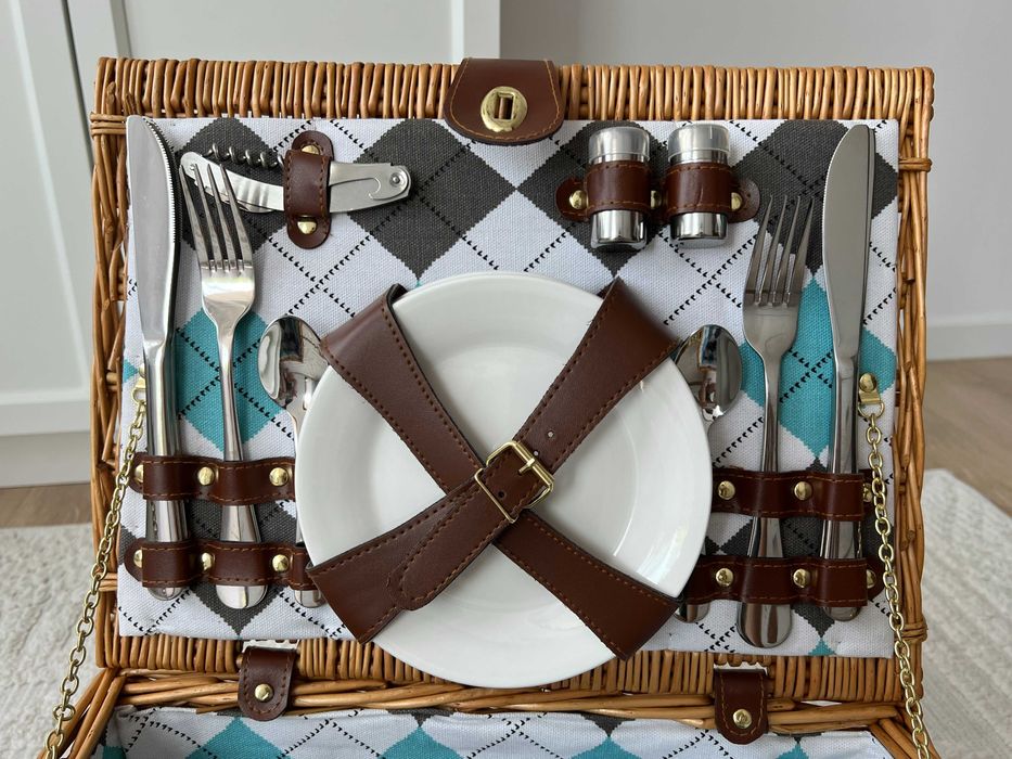 Cos de picnic din rachita echipat pentru 4 persoane, (ca NOU)