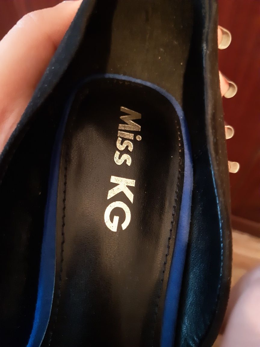 Намалени! Обувки Miss KG 39 UK 6 черно и кралско синьо
