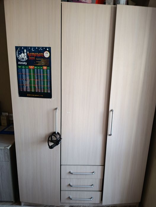 Продам срочно шкаф для одежды в хорошем состоянии