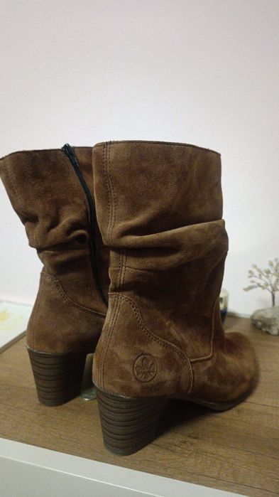 Боти на Rieker от естествен велур