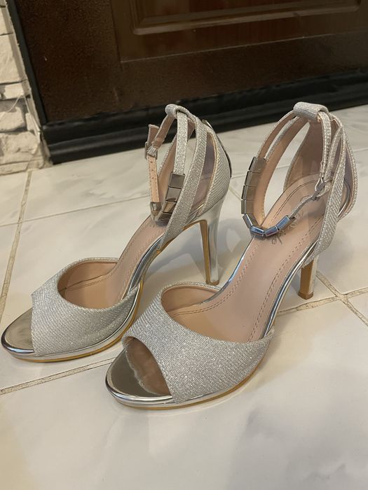 Sandale argintii si pantofi negri stiletto