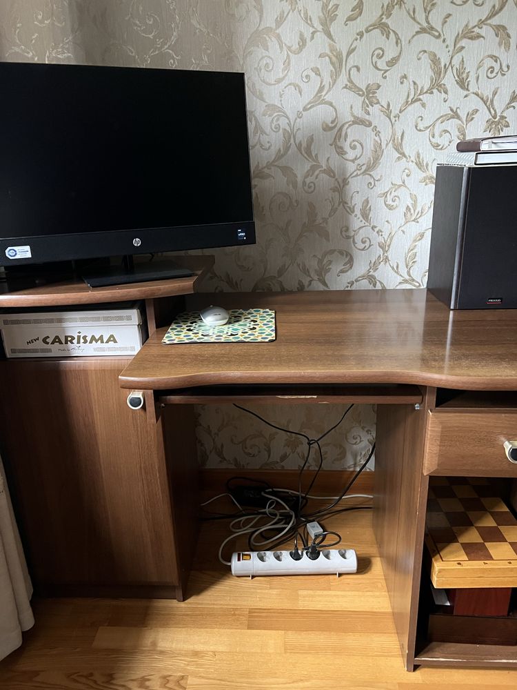 Письменный стол , в хорошем состоянии . Можно использовать под компьют