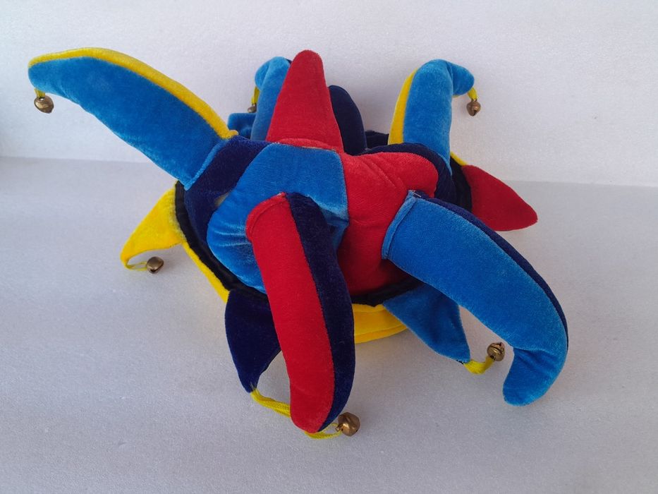 Детска шапка със звънчета