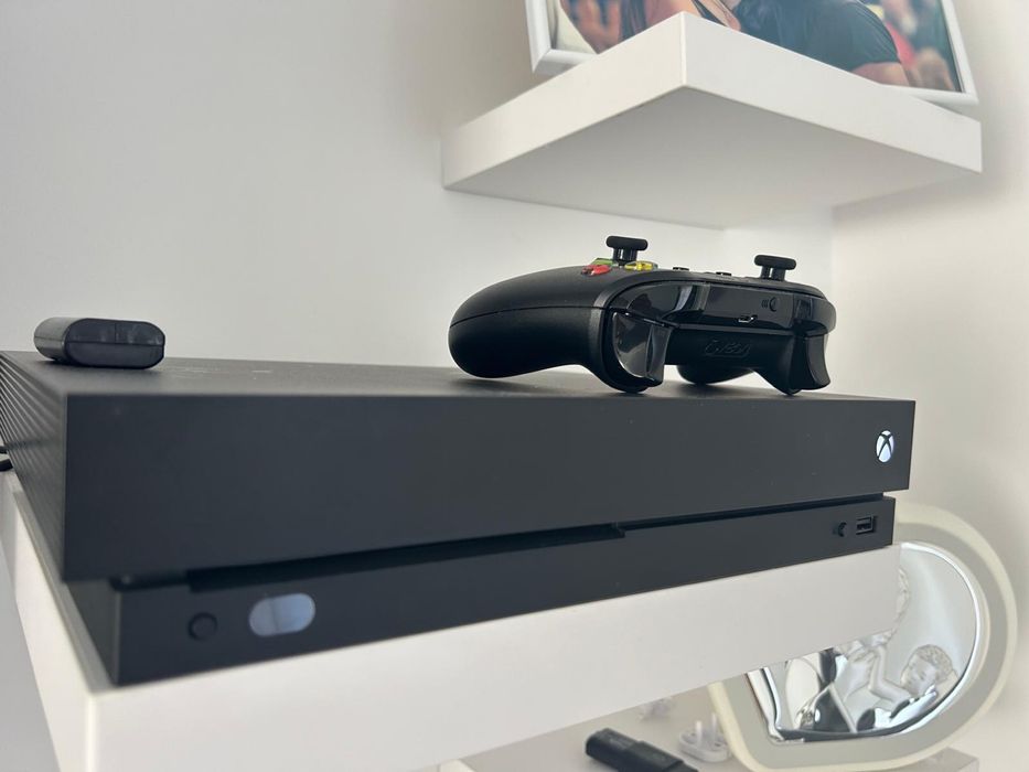 Xbox One X 1TB, cu cutie si accesorii originale, foarte putin folosit