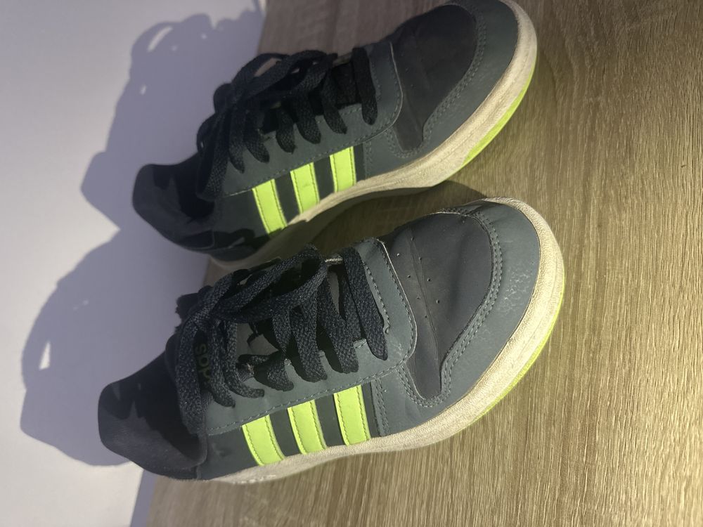 Adidasi adidas marimea 35