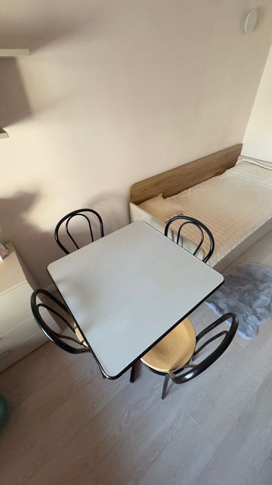 Стол со стульями