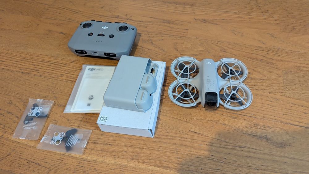 Dronă DJI NEO Fly more combo