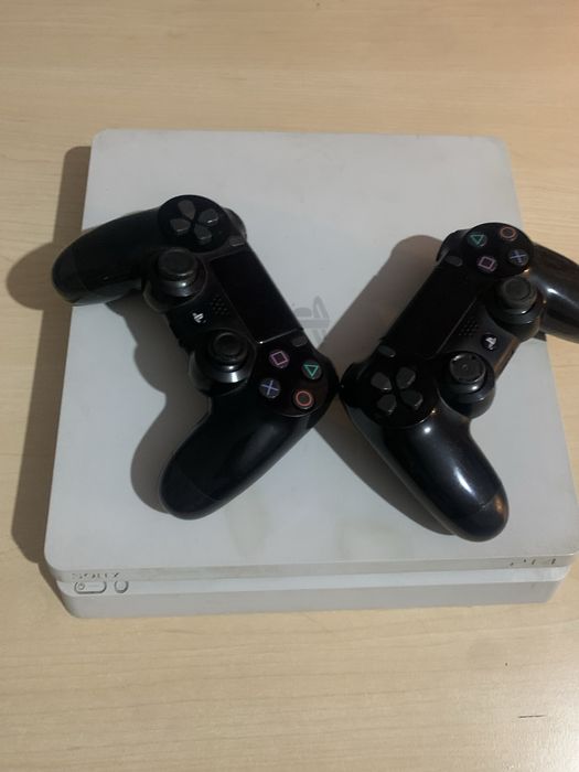 Playstation 4 slim в белой расцветке