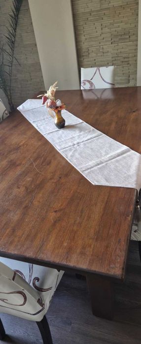 масивна маса от бук, 10 бр. дървени столове с тапицерия.