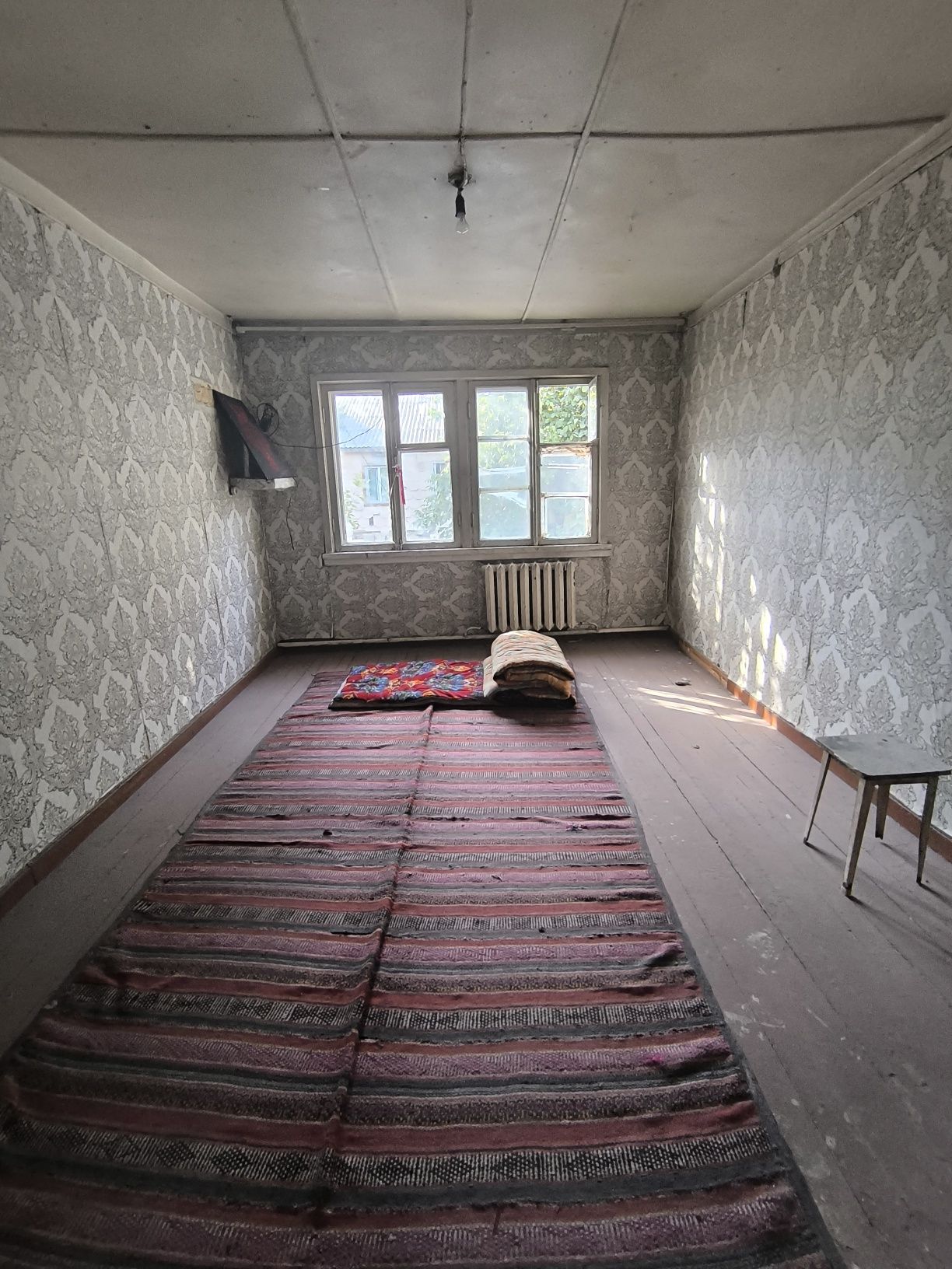 3 х. Комната квартиру пустая. В деревянном доме на втором этаже 50 м².