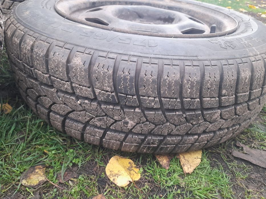 Продавам комплект зимни гуми 175/65 R14 с железни джанти