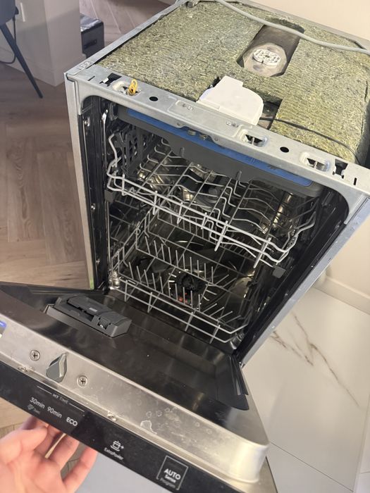 Посудомоечная машина ( не работает )