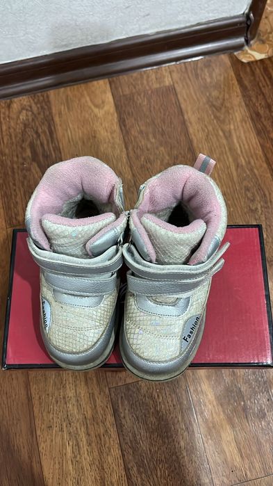 Продам детскую зимнюю обувь на девочку