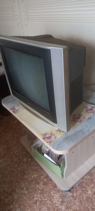 Отдам телевизор в хорошем состоянии хорошо показывает
