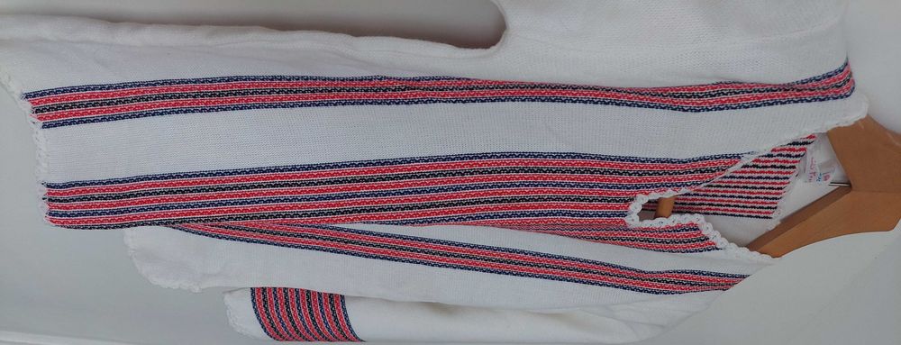 Бяла блуза с шевица и клош ръкави