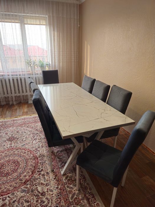 Продам стол и 8 стульев