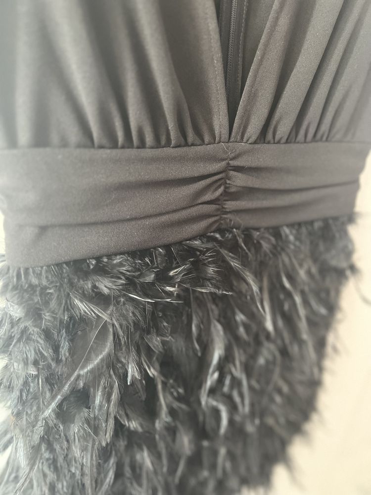 Черна рокля с пера