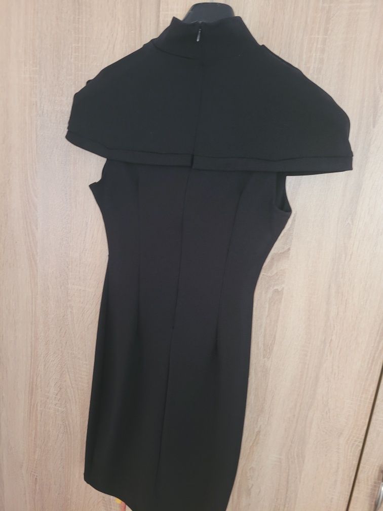 Черна рокля с късо ръкавче